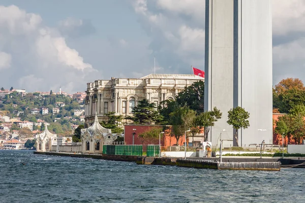 Sunny view from pleasure boat to Bosphorus, Istanbul, Turkey. — Stock Photo, Image