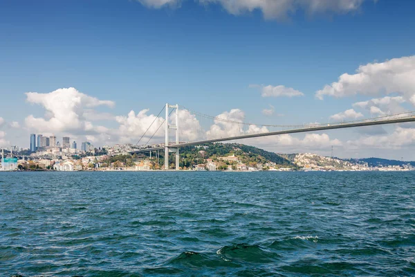 Vue ensoleillée du bateau de plaisance au Bosphore, Istanbul, Turquie . — Photo