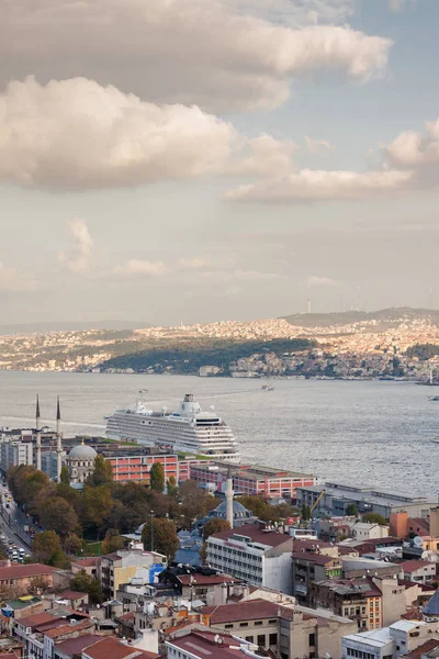 Solnedgången från Galata tower till Gyllene Hornet, Istanbul, Turkiet. — Stockfoto