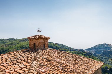 Güneşli görünümü Meteora, Yunanistan.