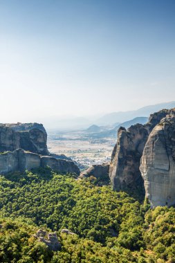 Güneşli görünümü Meteora, Yunanistan.
