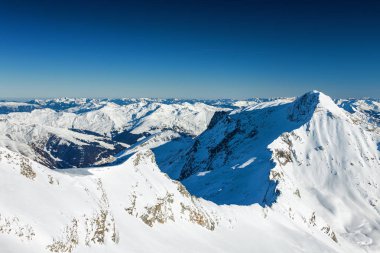 Güneşli panoramik Avusturya Alplerinde Kayak Merkezi Zillertal Hintertuxer buzul, Tirol, Avusturya bakış açısından.