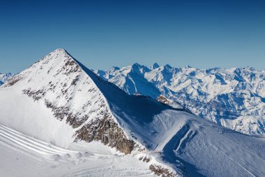 Güneşli Avusturya Alplerinde görünümünden Kayak Merkezi Zillertal Hintertuxer buzul, Tirol, Avusturya bakış.