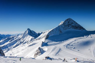 Güneşli Avusturya Alplerinde görünümünden Kayak Merkezi Zillertal Hintertuxer buzul, Tirol, Avusturya bakış.