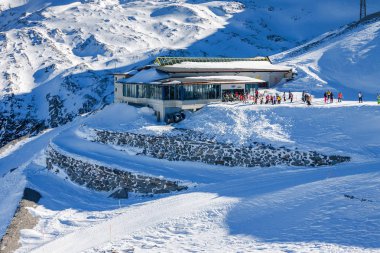 Güneşli görünümünü Avusturya Alpleri kayak merkezi Zillertal Hintertuxer buzul, Tirol, Avusturya.