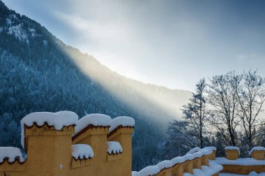 Karlı Bavyera Alpleri sisli sabah, Bavyera, Almanya.