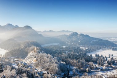 Karlı Bavyera Alpleri ve Hohenschwangau açısından kale 