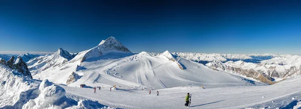 Güneşli panoramik Avusturya Alplerinde Kayak Merkezi Zillertal Hintertuxer buzul, Tirol, Avusturya bakış açısından. — Stok fotoğraf