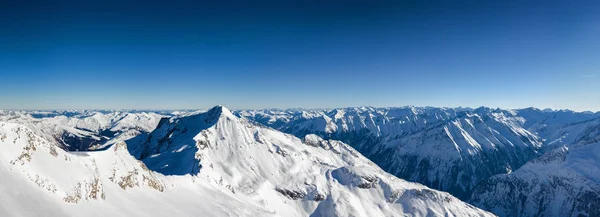 Solig utsikt över österrikiska Alperna ur synvinkel av skidorten Zillertal Hintertuxer glaciär, Tirol, Österrike. — Stockfoto