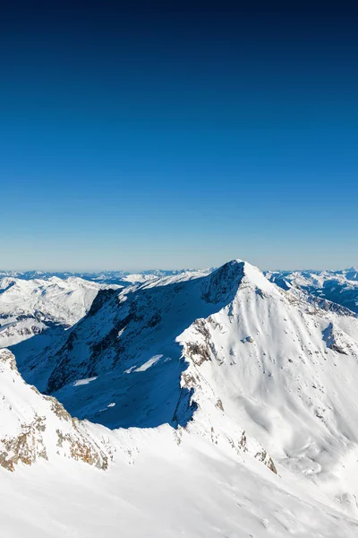 Zonnige uitzicht op Oostenrijkse Alpen vanuit oogpunt van skigebied Zillertal Hintertuxer gletsjer, Tirol, Oostenrijk. — Stockfoto