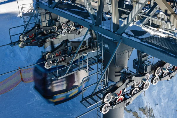 奥地利蒂罗尔Zillertal Hintertuxer冰川滑雪胜地的缆车. — 图库照片