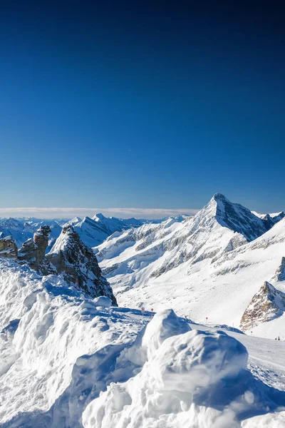 Güneşli Avusturya Alplerinde görünümünden Kayak Merkezi Zillertal Hintertuxer buzul, Tirol, Avusturya bakış. — Stok fotoğraf