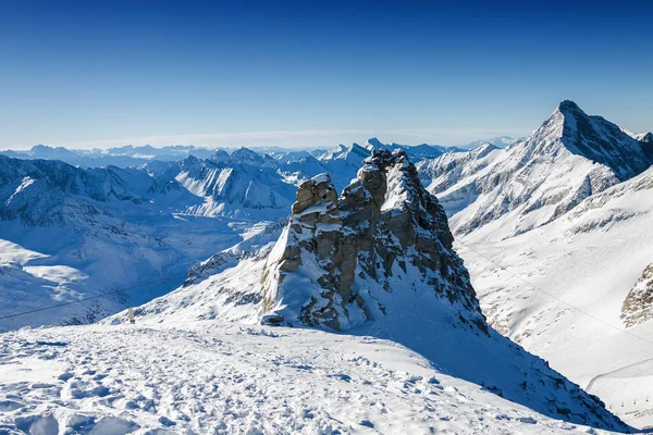 Zonnige uitzicht op Oostenrijkse Alpen vanuit oogpunt van skigebied Zillertal Hintertuxer gletsjer, Tirol, Oostenrijk. — Stockfoto