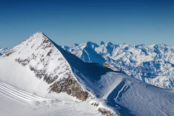 Zonnige uitzicht op Oostenrijkse Alpen vanuit oogpunt van skigebied Zillertal Hintertuxer gletsjer, Tirol, Oostenrijk. — Stockfoto