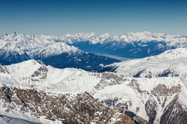 Zonnige uitzicht op Oostenrijkse Alpen vanuit oogpunt van skigebied Zillertal Hintertuxer gletsjer, Tirol, Oostenrijk. — Stockfoto