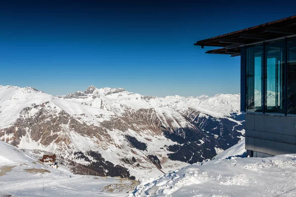 Sunny view of Austrian Alps from viewpoint of ski resort Zillertal Hintertuxer Glacier, Tirol, Austria. — Stock Photo, Image