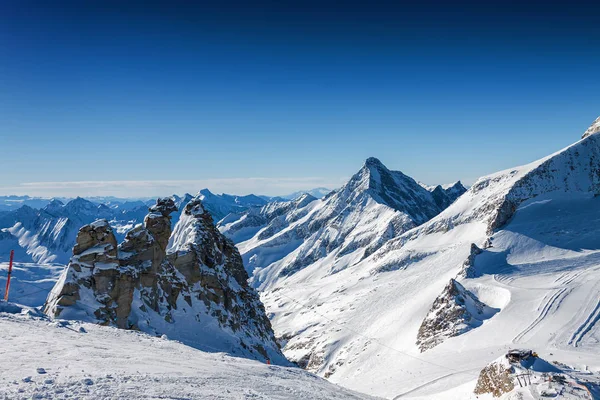 Zonnige uitzicht op Oostenrijkse Alpen vanuit oogpunt van skigebied Zillertal Hintertuxer gletsjer, Tirol, Oostenrijk. — Stockfoto