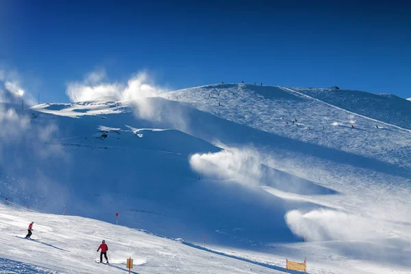 Sonniger Blick auf die österreichischen Alpen aus Sicht des Skigebietes Zillertaler Hintertuxer Gletscher, Tirol, Österreich. — Stockfoto