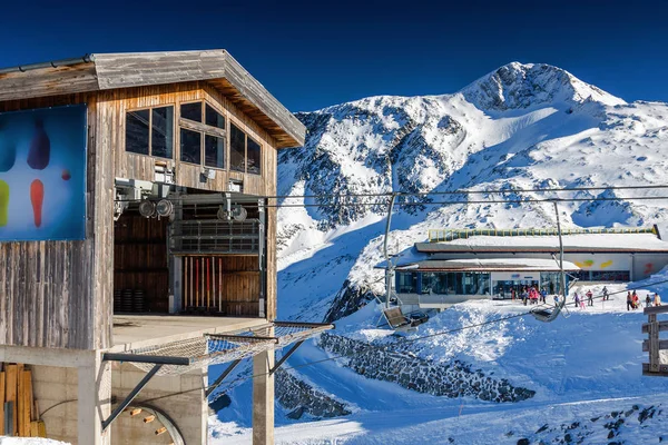 Zonnige uitzicht op Oostenrijkse Alpen van skigebied Zillertal Hintertuxer gletsjer, Tirol, Oostenrijk. — Stockfoto