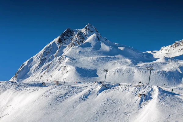 Vista soleada de los Alpes austríacos desde el mirador de la estación de esquí Glaciar Zillertal Hintertuxer, Tirol, Austria . — Foto de Stock