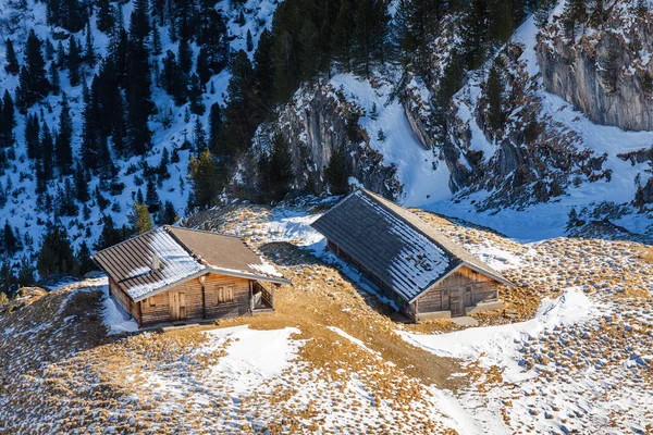 Солнечный вид на деревянный сарай в австрийских Альпах, горнолыжный курорт Зетталь, Австрия . — стоковое фото