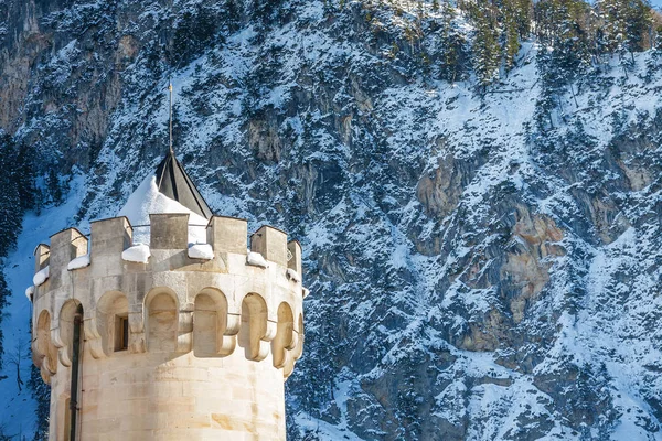 霧の朝の雪のババリア地方のアルプスとノイシュヴァンシュタイン城します。, — ストック写真