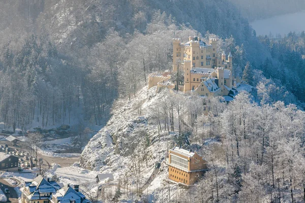 Besneeuwde Beierse Alpen en Hohenschwangau castle vanuit oogpunt van — Stockfoto