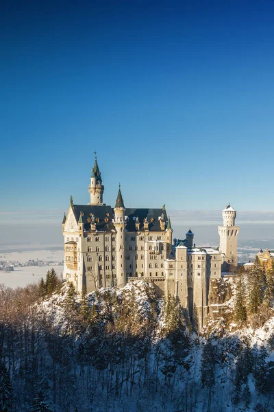 Het kasteel Neuschwanstein op mistige ochtend, Beieren, Duitsland. — Stockfoto