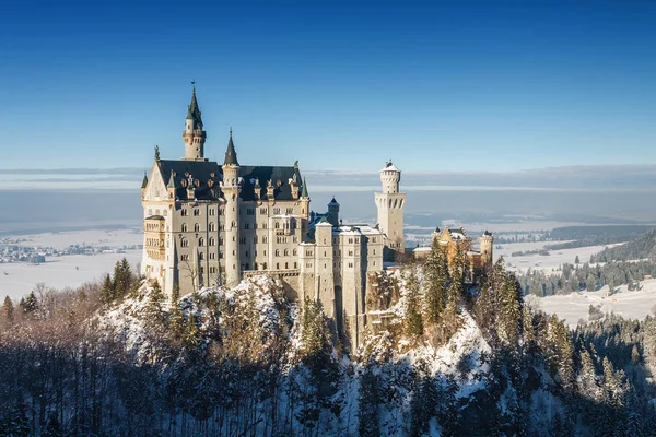 Het kasteel Neuschwanstein op mistige ochtend, Beieren, Duitsland. — Stockfoto