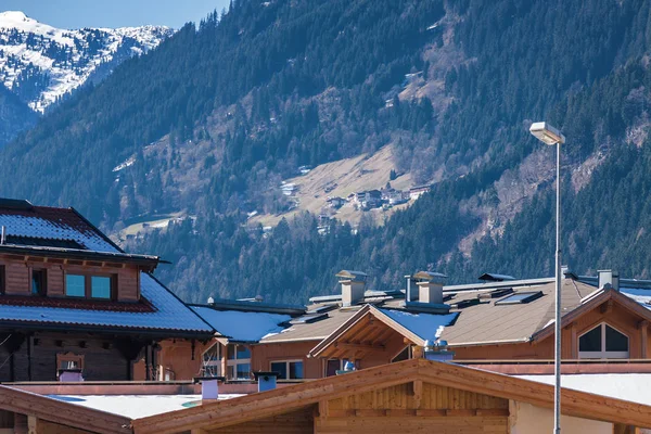 Güneşli manzaraya Köyü Mayrhofen Zillertal Valley, Tirol, Avusturya. — Stok fotoğraf