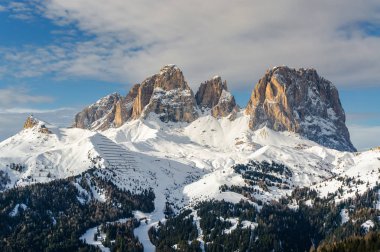 Val di Fassa, Trentino-Alto-Adige bölgesi, İtalya Canazei yakınındaki Belvedere Vadisi'nin bulutlu görünüm.