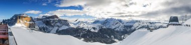 Val di Fassa, Trentino-Alto-Adige bölgesi, İtalya Canazei yakınındaki Belvedere Vadisi'nden Dolomites bulutlu panoramik manzaralı.