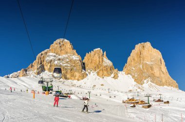Kayak pisti Col Rodella Valley Val di Fassa, Trentino-Alto-Adige bölgesi, İtalya Canazei yakınındaki güneşli görünümünü.