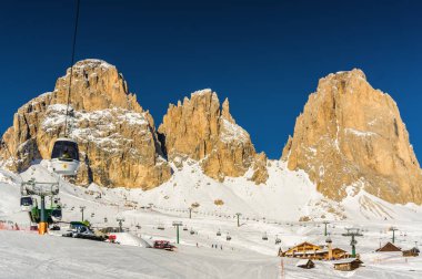 Kayak pisti Col Rodella Valley Val di Fassa, Trentino-Alto-Adige bölgesi, İtalya Canazei yakınındaki güneşli görünümünü.
