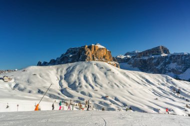 Kayak pisti Col Rodella Valley Val di Fassa, Trentino-Alto-Adige bölgesi, İtalya Canazei yakınındaki güneşli görünümünü.