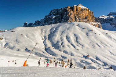Kayak pisti Col Rodella Valley Val di Fassa, Trentino-Alto-Adige bölgesi, İtalya Canazei yakınındaki güneşli görünümünü.