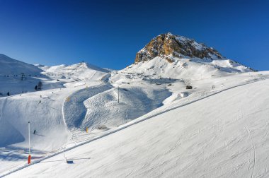 Güneşli kar Valley Val di Fassa, Trentino-Alto-Adige bölgesi, İtalya Canazei yakınındaki kayak pisti görünümünü.