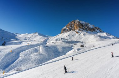 Güneşli kar Valley Val di Fassa, Trentino-Alto-Adige bölgesi, İtalya Canazei yakınındaki kayak pisti görünümünü.