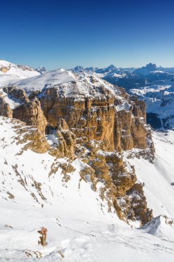 Güneşli Dolomit Alps görünümünden Passo Pordoi Val di Fassa, Trentino-Alto-Adige bölgesi, İtalya Canazei yakınındaki bakış.