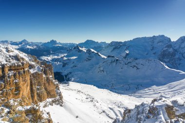 Güneşli Dolomit Alps görünümünden Passo Pordoi Val di Fassa, Trentino-Alto-Adige bölgesi, İtalya Canazei yakınındaki bakış.