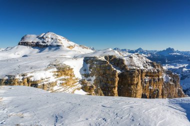 Güneşli Dolomit Alps görünümünden Passo Pordoi Val di Fassa, Trentino-Alto-Adige bölgesi, İtalya Canazei yakınındaki bakış.