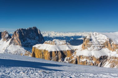 Güneşli Dolomit Alps görünümünden Passo Pordoi Val di Fassa, Trentino-Alto-Adige bölgesi, İtalya Canazei yakınındaki bakış.