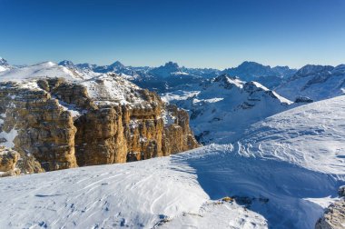 Güneşli Dolomit Alps görünümünden Passo Pordoi Val di Fassa, Trentino-Alto-Adige bölgesi, İtalya Canazei yakınındaki bakış.