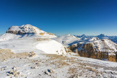 Güneşli Dolomit Alps görünümünden Passo Pordoi Val di Fassa, Trentino-Alto-Adige bölgesi, İtalya Canazei yakınındaki bakış.