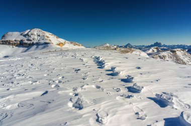 Güneşli Dolomit Alps görünümünden Passo Pordoi Val di Fassa, Trentino-Alto-Adige bölgesi, İtalya Canazei yakınındaki bakış.