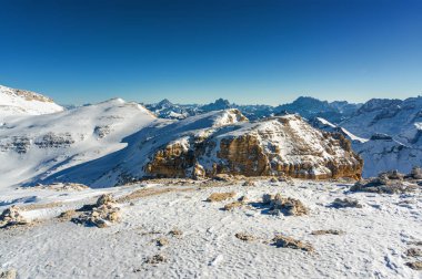 Güneşli Dolomit Alps görünümünden Passo Pordoi Val di Fassa, Trentino-Alto-Adige bölgesi, İtalya Canazei yakınındaki bakış.