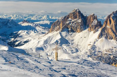 Güneşli Dolomit Alps görünümünden Passo Pordoi Val di Fassa, Trentino-Alto-Adige bölgesi, İtalya Canazei yakınındaki bakış.