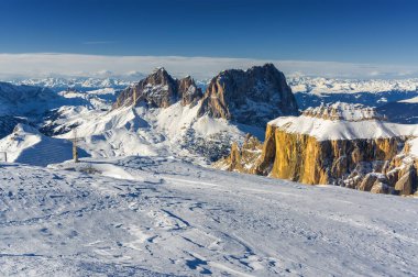 Güneşli Dolomit Alps görünümünden Passo Pordoi Val di Fassa, Trentino-Alto-Adige bölgesi, İtalya Canazei yakınındaki bakış.