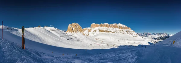 Solig utsikt över dalen nära Arabba i Val di Fassa, Trentino-Alto-Adige region, Italien. — Stockfoto
