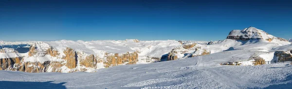 Zonnige panoramisch uitzicht van dolomiet Alpen in snow valley in de buurt van Canazei van Val di Fassa, regio Trentino-Alto-Adige, Italië. — Stockfoto